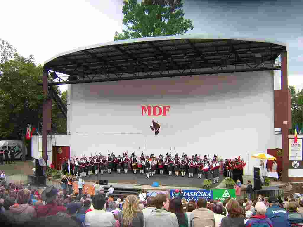 Pipes and Drums of Neilston & District and Real Banda, click to enlarge